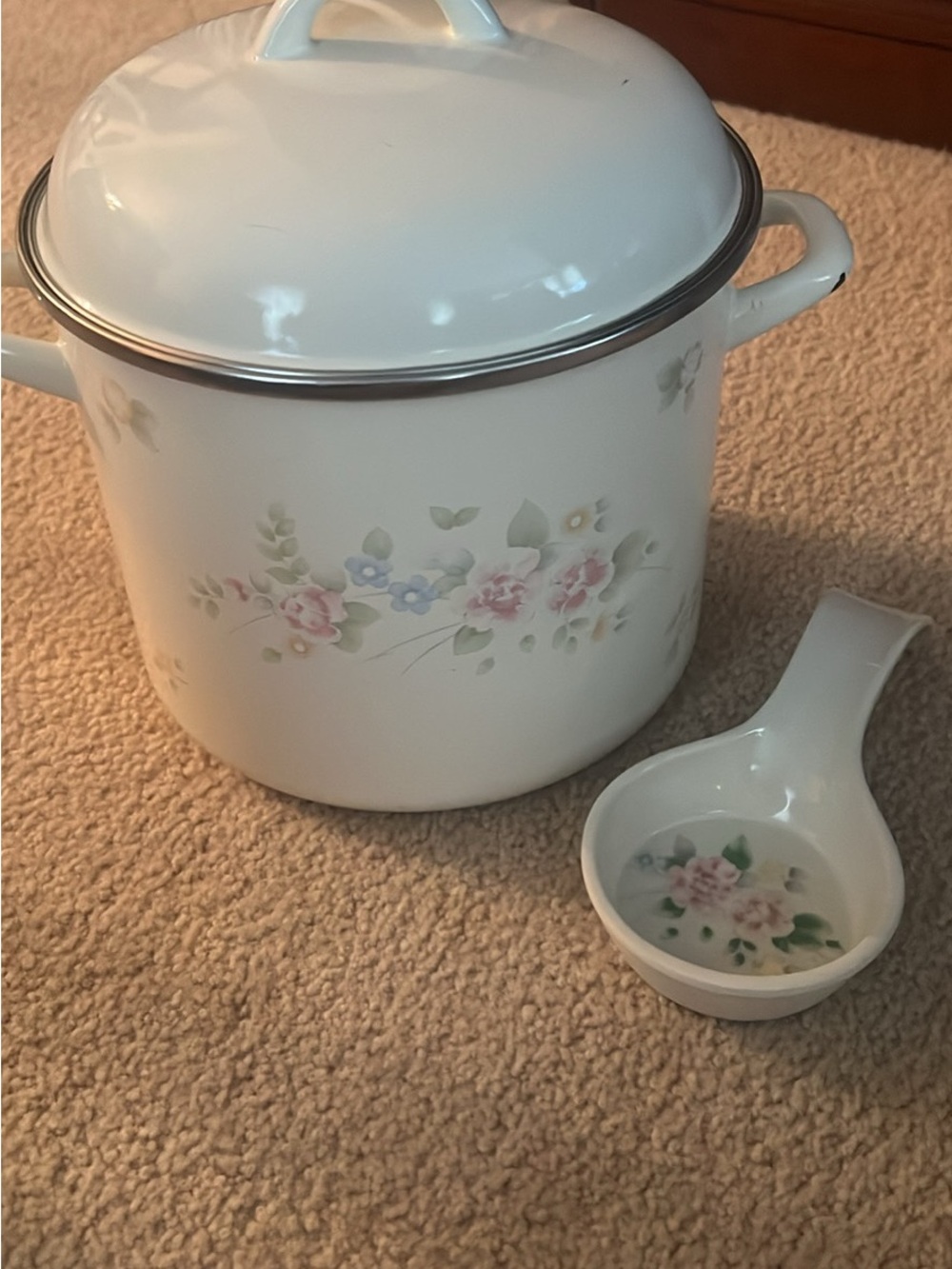 Pfaltzgraff White Floral Enamel Stockpot with Ladle